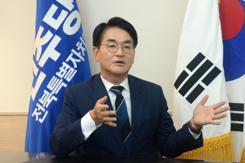 [전주=뉴시스] 김얼 기자 = 더불어민주당 박용진 사람사는세상 국민화합위원장이 22일 전북 전주시 더불어민주당 전북특별자치도당에서 본사와 인터뷰를 하고 있다. 2025.05.22. pmkeul@newsis.com