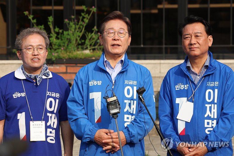 취재진 질문에 답하는 이재명 대선 후보 (출처=연합뉴스)
