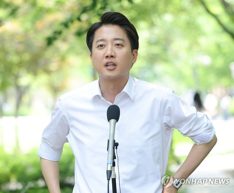 취재진 질문에 답하는 이준석 후보 (출처=연합뉴스)