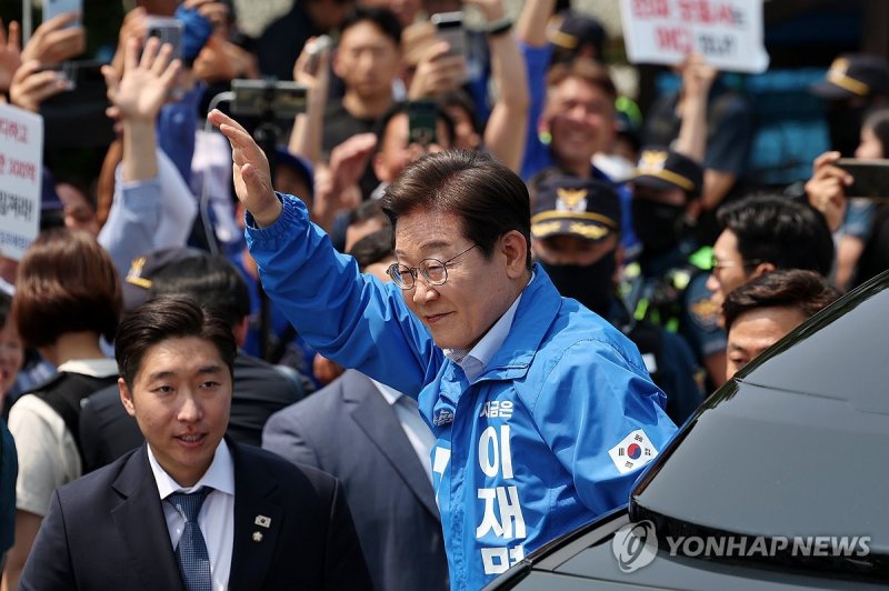 춘천 시민들에게 인사하는 이재명 후보 (출처=연합뉴스)