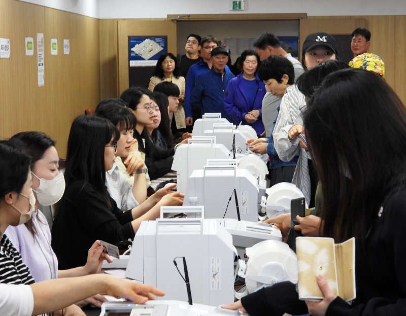 사전투표 첫날인 29일 오전 제주시 연동 사전투표소인 제주도의회 의원회관 대회의실에서 유권자들이 투표 준비를 하고 있다. 2025.5.29/뉴스1 ⓒ News1 오미란 기자