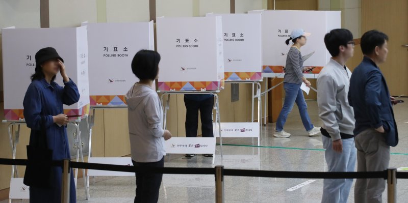 제21대 대통령선거 사전투표 둘째 날인 30일 오전 부산 남구청 대강당에 마련된 사전투표소에서 유권자들이 투표를 하고 있다. 2025.5.30/뉴스1 ⓒ News1 윤일지 기자