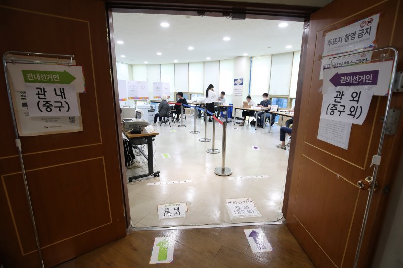 21대 대통령선거 사전투표 둘째날인 30일 오전 대구 중구 선거관리위원회 2층 회의실에 마련된 사전투표소가 유권자의 발길이 뜸해 한산한 모습이다. 대구는 이번 대선 사전투표 기간 전국에서 가장 낮은 투표율을 보였다. 2025.5.30/뉴스1 ⓒ News1 공정식 기자