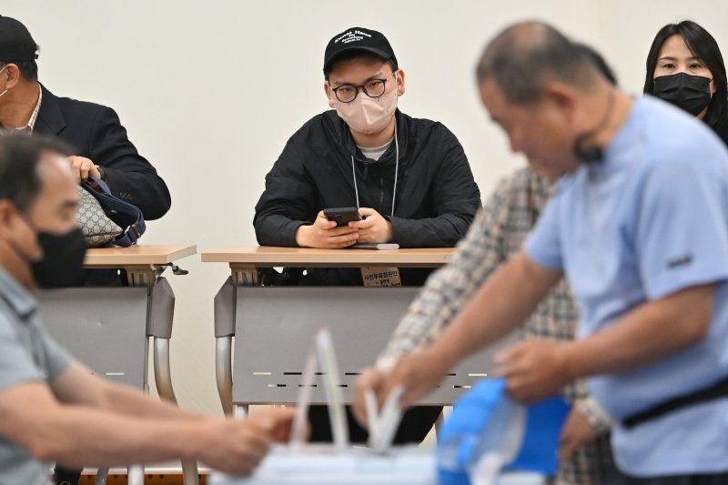 [광주=뉴시스] 이영주 기자 = 제21대 대통령 선거 사전투표 첫날인 29일 오전 광주 동구 지원2동 행정복지센터에 마련된 사전투표소에서 사전투표 참관인이 투표 장면을 주시하고 있다. 2025.05.29. leeyj2578@newsis.com