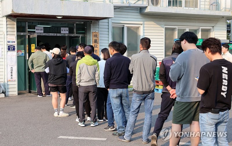 사전투표소에 줄 선 시민들 (출처=연합뉴스)