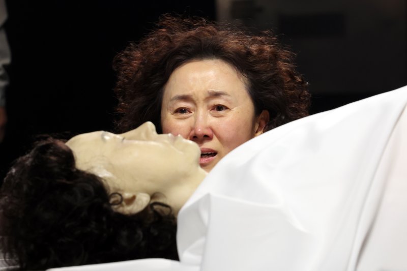 서울시극단 연극 '유령' 출연 배우들이 30일 서울 종로구 세종문화회관 S씨어터에서 전막 시연을 하고 있다. 연극 '유령'은 남편의 폭력을 피해 가출한 '배명순'이 무연고자로 쓸쓸히 죽게 된 후 시신 안치실에서 유령들을 만나는 이야기다. 사람답게 살지 못하고 사라지는 사람들의 에피소드로 우리 주변 무연고자들의 인생을 돌아보게 한다. 뉴시스