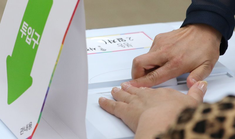 제21대 대통령 선거 사전 투표 둘째 날인 30일 전북 완주군 봉동읍행정복지센터에 마련된 사전투표소에서 한 유권자가 투표를 하고 있다. 2025.5.30/뉴스1 ⓒ News1 유경석 기자