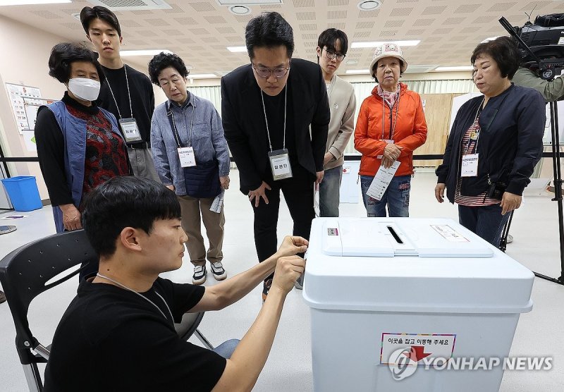 투표함 봉인 확인하는 참관단 (출처=연합뉴스)