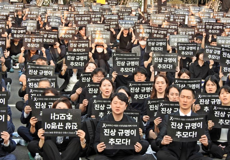 [제주=뉴시스] 오영재 기자 = 전국교직원노동조합 등 6개 교육단체가 30일 오후 제주도교육청 주차장에서 '제주 00중학교 선생님 추모 집회'를 열고 구호를 외치고 있다. 2025.05.30. oyj4343@newsis.com