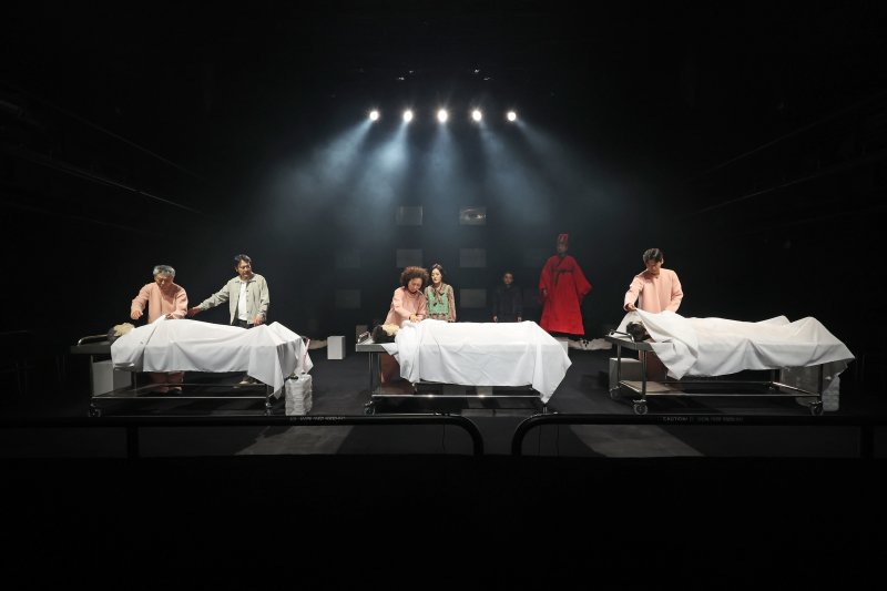 서울시극단 연극 '유령' 출연 배우들이 30일 서울 종로구 세종문화회관 S씨어터에서 전막 시연을 하고 있다. 연극 '유령'은 남편의 폭력을 피해 가출한 '배명순'이 무연고자로 쓸쓸히 죽게 된 후 시신 안치실에서 유령들을 만나는 이야기다. 사람답게 살지 못하고 사라지는 사람들의 에피소드로 우리 주변 무연고자들의 인생을 돌아보게 한다. 뉴시스화상