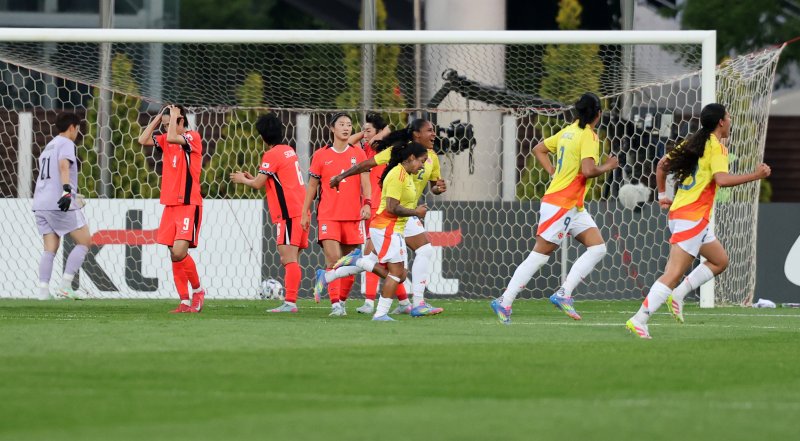 30일 오후 인천시 남동구 남동아시아드럭비경기장에서 열린 쿠팡플레이 초청 여자축구 국가대표팀 친선경기 대한민국과 콜롬비아의 경기에서 콜롬비아 카탈리나 우스메에게 실점한 대한민국 선수들이 아쉬워하고 있다. 2025.5.30/뉴스1 ⓒ News1 이승배 기자
