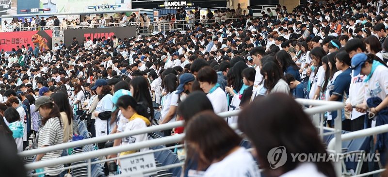 추모하며 (출처=연합뉴스)