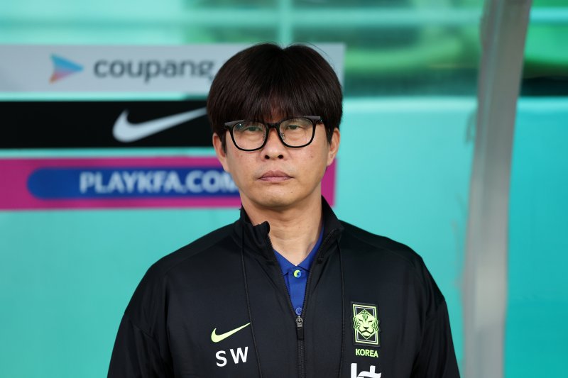 30일 오후 인천시 남동구 남동아시아드럭비경기장에서 열린 쿠팡플레이 초청 여자축구 국가대표팀 친선경기 대한민국과 콜롬비아의 경기에서 신상우 대표팀 감독이 자리하고 있다. 2025.5.30/뉴스1 ⓒ News1 이승배 기자