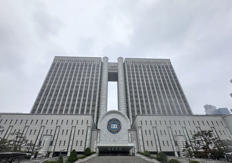 [서울=뉴시스] 법원이 6월 3일 대선에서 혼자서 투표하기 어려운 발달장애인들이 투표 보조를 받을 수 있도록 임시조치를 결정했다. 사진은 서울 서초구 서울중앙지방법원 모습. 2025.05.30. (사진 = 뉴시스 DB) photo@newsis.com