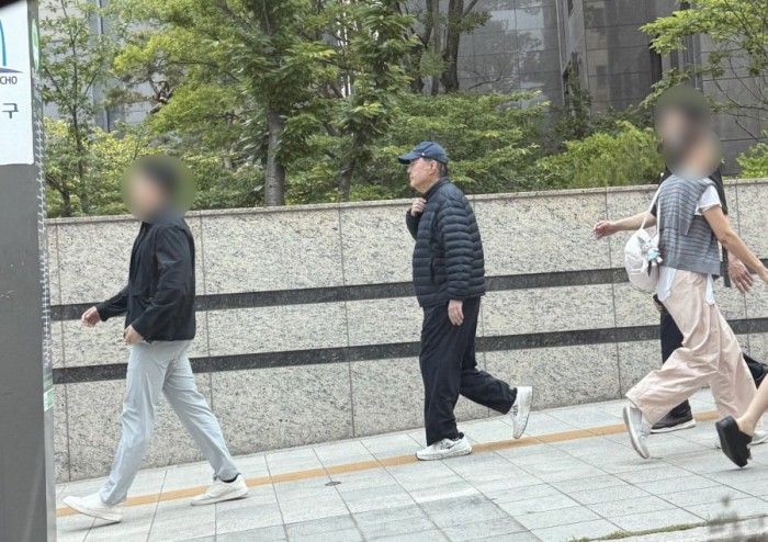 사전투표날 포착된 윤석열 전 대통령…두꺼운 패딩에 모자