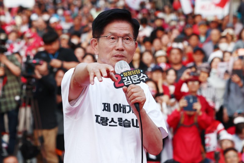 [춘천=뉴시스] 고승민 기자 = 김문수 국민의힘 대선 후보가 30일 강원 춘천시청 앞에서 바카라사이트 비타임 하고 있다. (공동취재) 2025.05.30. photo@newsis.com