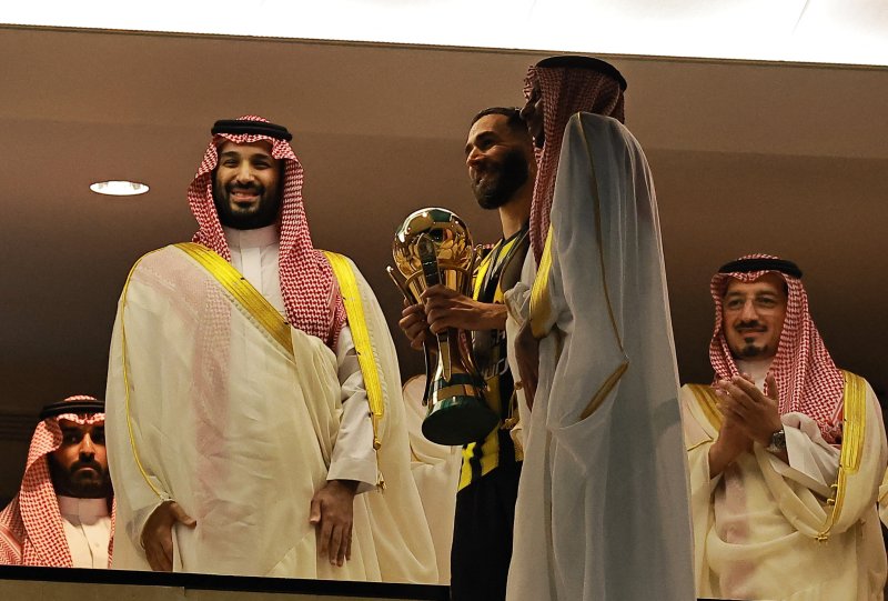 사우디아라비아의 실권자인 무하마드 빈 살만 왕세자(앞줄 왼쪽)가 지난 5월 30일 수도 제다에서 사우디 국왕컵 축구대회 결승전에 참석해 경기를 지켜보고 있다.로이터연합뉴스