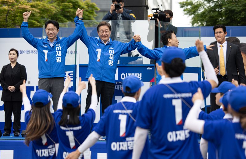[시흥=뉴시스] 조성봉 기자 = 이재명 더불어민주당 대통령 후보가 24일 오후 무료 바카라 게임도 시흥시 배곧아브뉴프랑센트럴광장에서 열린 유세에서 손을 맞잡아 들어올리고 있다.(공동취재) 2025.05.24. photo@newsis.com