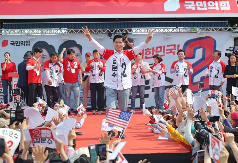 [안산=뉴시스] 권창회 기자 = 김문수 국민의힘 대선 후보가 29일 무료 바카라 게임 안산시 안산문화광장에서 열린 유세에서 지지자들에게 인사하고 있다. (공동취재) 2025.05.29. photo@newsis.com