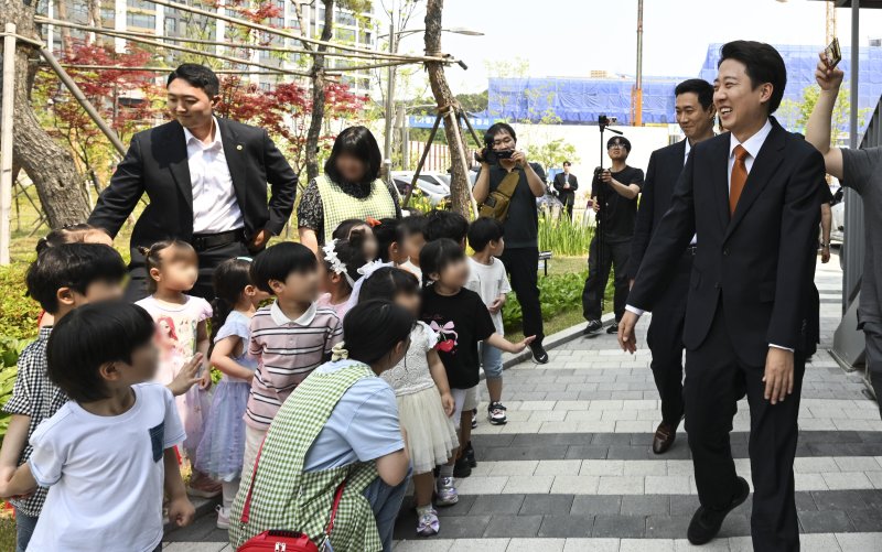 [화성=뉴시스] 김종택 기자 = 이준석 개혁신당 대선 후보가 29일 오전 무료 바카라 게임 화성시 동탄9동 행정복지센터에 마련된 사전투표소에로 향하며 어린이들과 인사하고 있다. (공동취재) 2025.05.29. photo@newsis.com