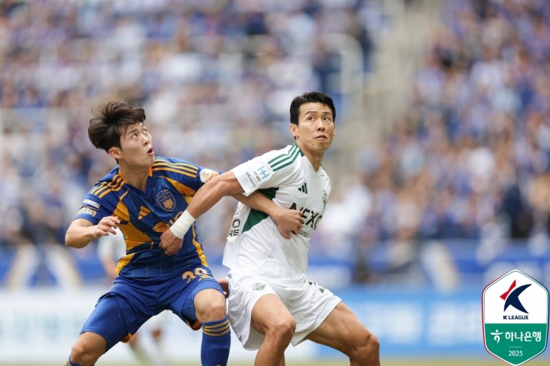 [서울=뉴시스] 프로축구 K스피드 바카라사이트1 울산 HD의 윤재석(왼쪽), 전북 현대의 김태환. (사진=한국프로축구연맹 제공)