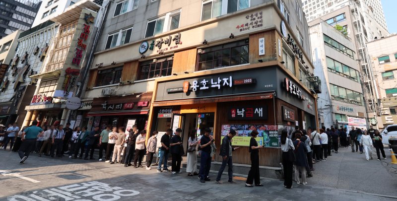 [서울=메이저 바카라 사이트] 이영환 메이저 바카라 사이트 = 시민들이 제21대 대통령 선거 사전투표 첫날인 29일 오전 서울 중구 소공동주민센터에 마련된 사전투표소에서 투표를 하기 위해 대기하고 있다. 2025.05.29. 20hwan@newsis.com