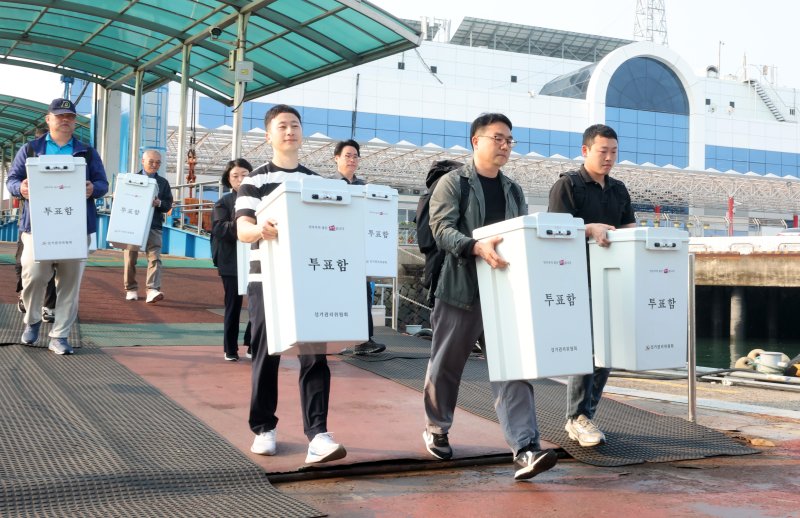 [인천=메이저 바카라 사이트] 전진환 메이저 바카라 사이트 = 제21대 대통령선거를 일주일 앞둔 27일 오전 옹진군선관위 관계자들이 인천 중구 인천항연안여객터미널에서 도서지역에서 사용할 투표함을 이송하고 있다. 2025.05.27. amin2@newsis.com