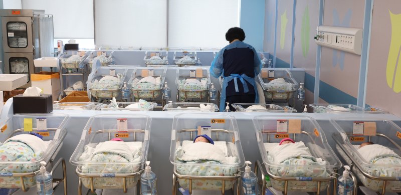 [고양=메이저 바카라 사이트] 전진환 메이저 바카라 사이트 = 통계청이 28일 발표한 '2025년 3월 인구동향'에 따르면, 올해 1~3월 출생아 수는 6만5022명으로 지난해 같은 기간(6만568명)보다 4451명(7.4%) 늘었다. 이는 2022년 1분기(6만8339명) 이후 최대치다. 특히 이 출생아수 증가율(7.4%)은 1981년 관련 통계 작성 이래 가장 높은 수준(1분기 기준)이다. 혼인 증가 및 결혼·출산에 대한 긍정적 인식 변화 등이 출생 반등 흐름을 견인한 것으로 풀이된다. 이날 경기도 고양시 CHA의과학대학교 일산차병원 신생아실에서 간호사가 신
