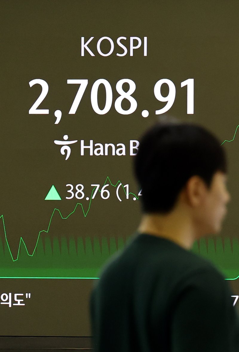 [서울=메이저 바카라 사이트] 박주성 메이저 바카라 사이트 = 29일 코스피가 9개월 만에 장중 2700선을 돌파한 가운데 서울 중구 하나은행 딜링룸에서 딜러들이 업무를 하고 있다. 2025.05.29. park7691@newsis.com
