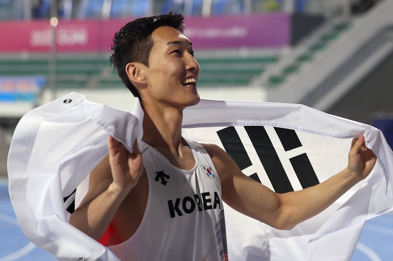[구미=메이저 바카라 사이트] 이무열 메이저 바카라 사이트 = 우상혁(용인시청)이 29일 오후 경북 구미시민운동장에서 열린 2025 구미아시아육상선수권대회 높이뛰기 결선에서 2m29 기록으로 우승 확정 후 태극기를 두르고 기뻐하고 있다. 2025.05.29. lmy@newsis.com