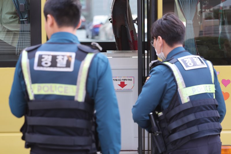 [서울=뉴시스] 권창회 기자 = 제22대 국회의원 선거가 종료된 10일 오후 서울 송파구 송파책박물관에 마련된 바카라사이트 추천소에서 경찰 관계자가 바카라사이트 추천함 회송차량에 탑승하고 있다. 2024.04.10. kch0523@newsis.com