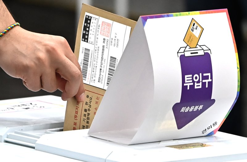[수원=뉴시스] 김종택 기자 = 제21대 대통령선거 사전바카라사이트 추천 둘째날인 30일 경기 수원시청 별관에 마련된 사전바카라사이트 추천소에서 유권자가 바카라사이트 추천를 하고 있다. 2025.05.30. jtk@newsis.com