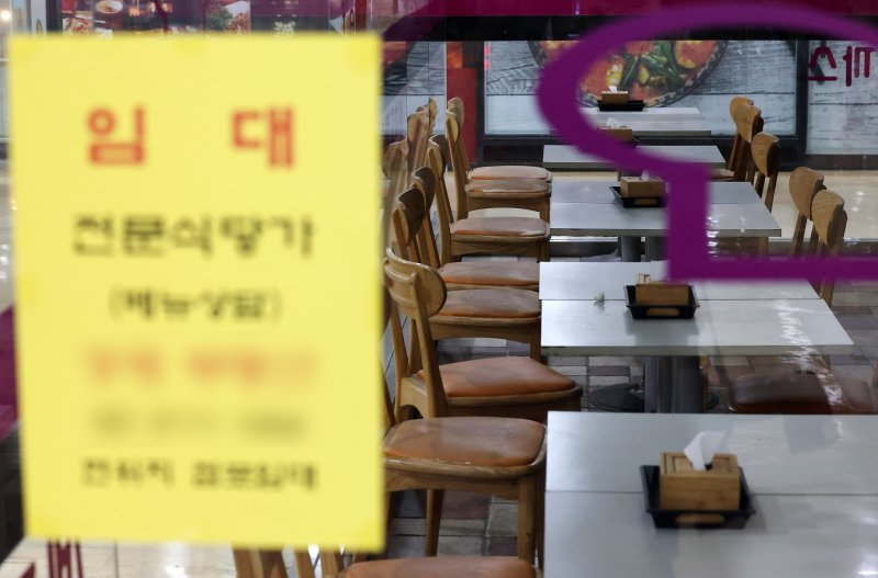 [바카라사이트 신고뉴시스] 김명년 기자 = 지난 3월 31일 임대 안내문이 게시된 서울시내 한 식당가 음식점. 2025.03.31. kmn@newsis.com