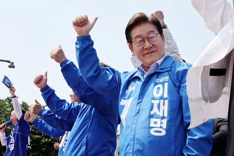 이재명 더불어민주당 대통령 바카라사이트 제작가 30일 오후 강원 춘천시 근화동 춘천역 광장에서 열린 집중유세에서 시민들에게 인사하고 있다. (공동취재) 2025.5.30/뉴스1 ⓒ News1 이재명 기자
