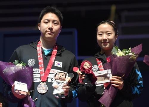 도하 세계탁구선수권 혼합복식 동메달을 딴 신유빈(오른쪽)과 임종훈 (출처=연합뉴스)