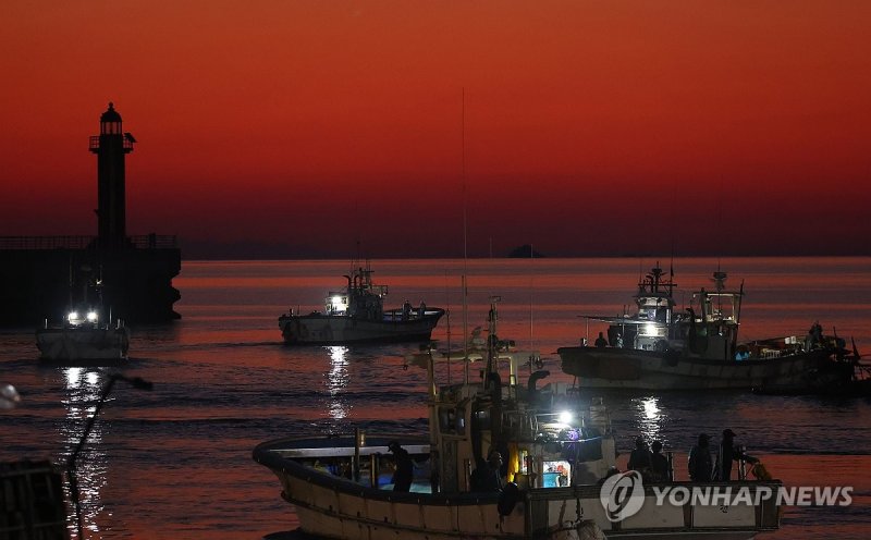 새벽부터 출항하는 연평도 어선들 (출처=연합뉴스)