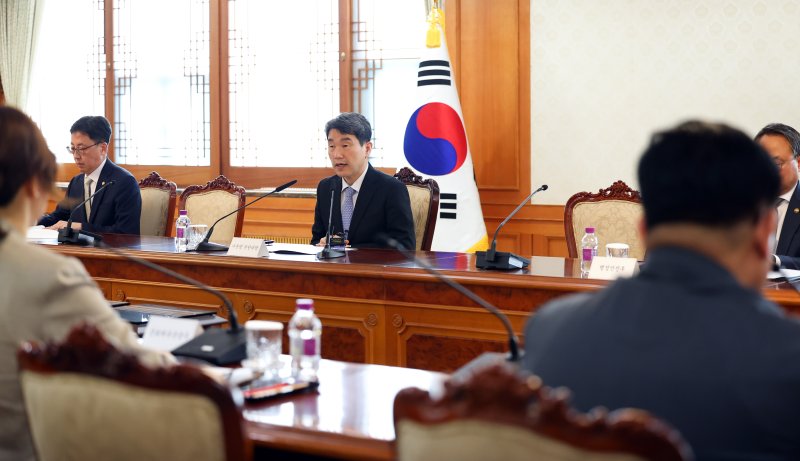 [서울=뉴시스] 최진석 기자 = 이주호 바카라 권한대행 부총리 겸 교육부 장관이 26일 정부서울청사에서 열린 제2차 공명선거 관계장관 회의를 주재하고 있다. 2025.05.26. myjs@newsis.com