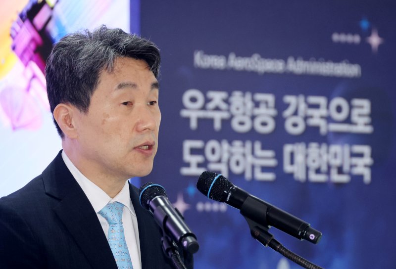 [사천=뉴시스] 최진석 기자 = 이주호 바카라 권한대행 부총리 겸 교육부 장관이 27일 경남 사천 우주항공청에서 제1회 우주항공의 날 기념사를 하고 있다. (바카라실통신사진기자단) 2025.05.27. myjs@newsis.com