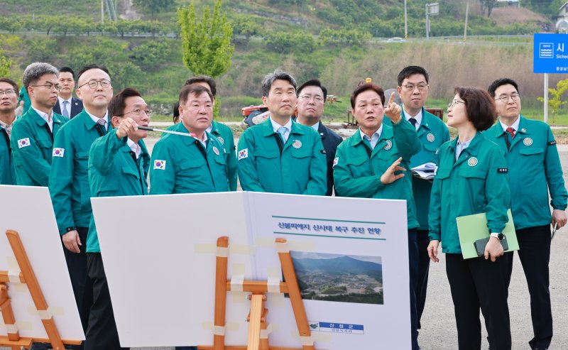[서울=뉴시스] 고범준 기자 = 이주호 바카라 권한대행 부총리 겸 교육부 장관이 27일 경남 한국선비문화연구원을 방문해 관계자로부터 상황 설명을 듣고 있다. (사진=교육부 제공) 2025.05.27. photo@newsis.com *재판매 및 DB 금지