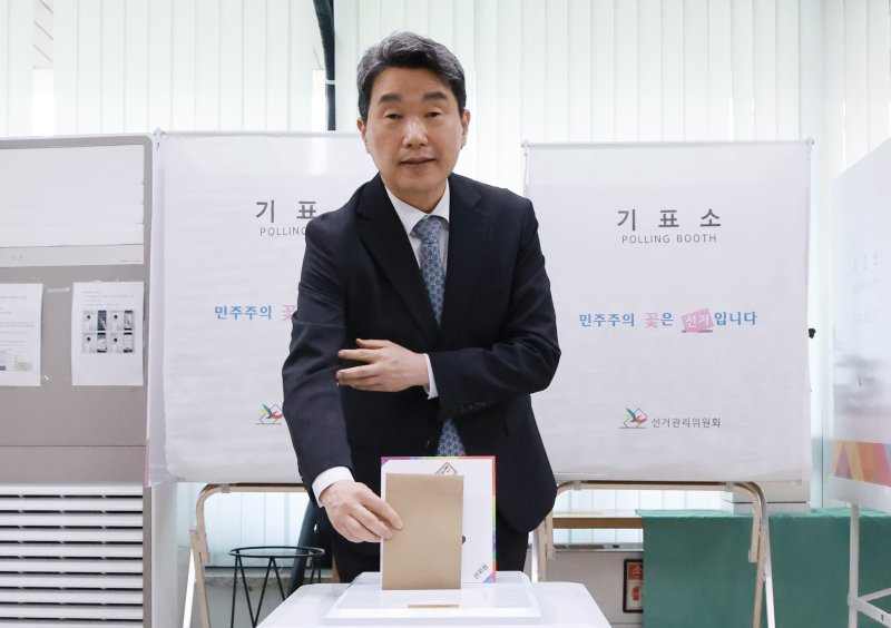 [서울=뉴시스] 고범준 기자 = 이주호 바카라 권한대행 부총리 겸 교육부 장관이 29일 서울 종로구 삼청동주민센터에 마련된 사전투표소에서 21대 바카라선거 사전투표를 하고 있다. (바카라실통신사진기자단) 2025.05.29. bjko@newsis.com