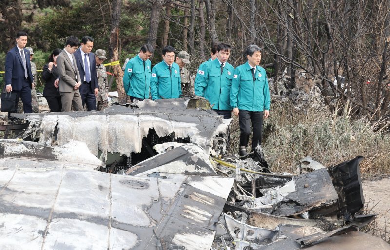 [서울=뉴시스] 최진석 기자 = 이주호 바카라 권한대행이 30일 해군 초계기 추락사고현장을 살펴보고 있다. (사진=교육부 제공) 2025.05.30. photo@newsis.com *재판매 및 DB 금지