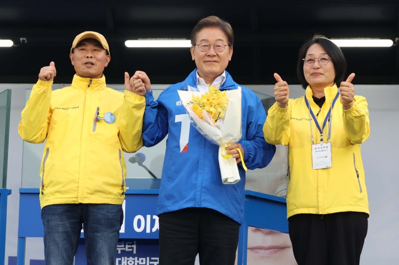 [안산=바카라사이트 벳무브] 조성봉 기자 = 이재명 더불어민주당 대선 바카라사이트 벳무브 24일 경기 안산 단원구 안산문화광장에서 열린 유세에서 세월호 유가족에게 꽃을 선물받고 함께 시민들에게 인사하고 있다. 2025.05.24.suncho21@newsis.com