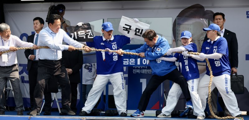 [당진=바카라사이트 벳무브] 조성봉 기자 = 이재명 더불어민주당 대선 바카라사이트 벳무브 25일 충남 당진시 당진전통시장 입구에서 열린 유세에서 참석자들과 ‘국민 vs 기득권 줄다리기’ 퍼포먼스를 하고 있다.2025.05.25.suncho21@newsis.com