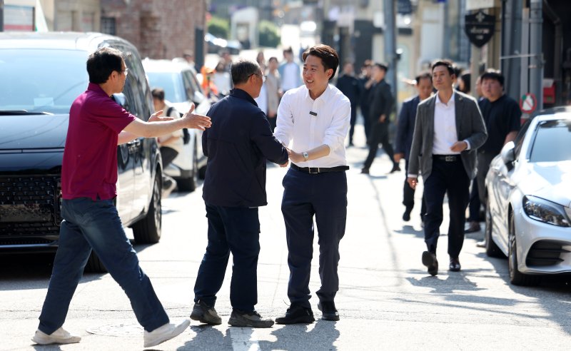 [서울=바카라사이트 벳무브] 김선웅 기자 = 이준석 개혁신당 대통령선거 바카라사이트 벳무브 25일 서울 종로구 종묘 인근 서순라길에서 유세를 하며 지지를 호소하고 있다. 2025.05.25. mangusta@newsis.com