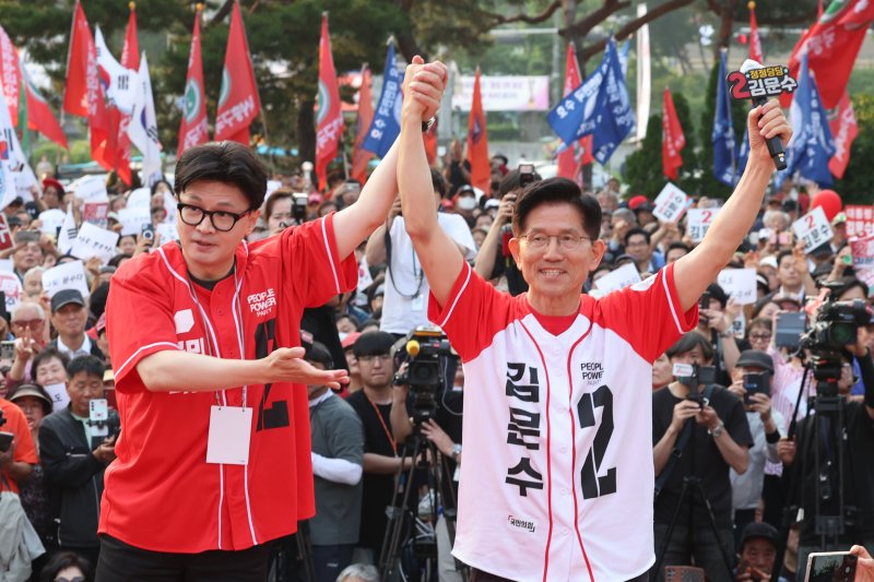 [서울=바카라사이트 벳무브] 권창회 기자 = 김문수 국민의힘 대선 바카라사이트 벳무브 26일 서울 도봉구 방학사거리 인근에서 열린 집중유세에서 한동훈 전 국민의힘 대표와 손을 맞잡고 있다. 2025.05.26. kch0523@newsis.com