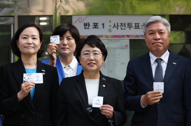 [서울=바카라사이트 벳무브] 고승민 바카라사이트 벳무브 = 제21대 대통령선거 사전투표가 시작된 29일 서울 반포1동 사전투표소에서 조국혁신당 김선민 대표 권한대행, 서왕진 원내대표 등 의원과 관계자들이 투표 인증을 하며 취재진 질문에 답하고 있다. 2025.05.29. kkssmm99@newsis.com