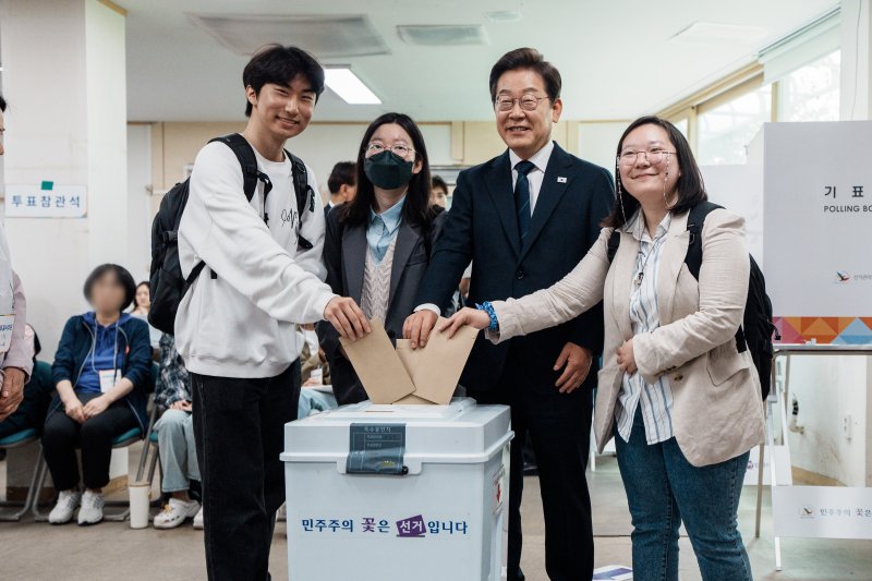 [서울=바카라사이트 벳무브] 조성우 기자 = 이재명 더불어민주당 대선바카라사이트 벳무브 제21대 대통령 선거 사전투표 첫날인 29일 서울 서대문구 신촌동 주민센터 투표소에서 청년들과 함께 사전투표를 하고 있다. (공동취재) 2025.05.29. photo@newsis.com