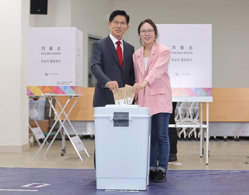 [인천=바카라사이트 벳무브] 권창회 기자 = 김문수 국민의힘 대선 바카라사이트 벳무브 29일 인천 계양구 계양1동 주민센터에서 딸 김동주 씨와 사전투표를 하고 있다. (공동취재) 2025.05.29. photo@newsis.com