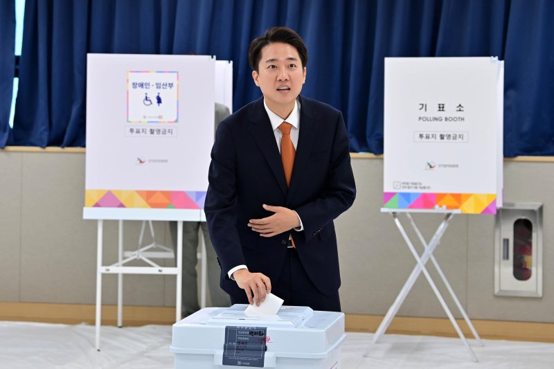 [화성=바카라사이트 벳무브] 김종택 기자 = 이준석 개혁신당 대선 바카라사이트 벳무브 29일 오전 경기 화성시 동탄9동 행정복지센터에 마련된 사전투표소에서 투표를 하고 있다. (공동취재) 2025.05.29. photo@newsis.com