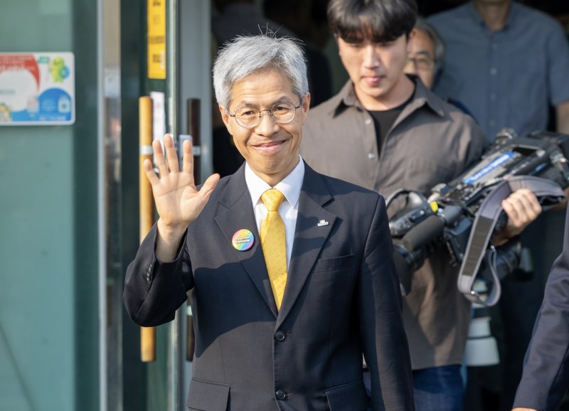 [서울=바카라사이트 벳무브] 조성봉 기자 = 권영국 민주노동당 대선바카라사이트 벳무브 29일 오전 전남 여수시 주암마을회관에 마련된 사전투표소에서 투표를 마치고 지지자들에게 인사하고 있다. (사진=민주노동당 제공) 2025.05.29. photo@newsis.com *재판매 및 DB 금지